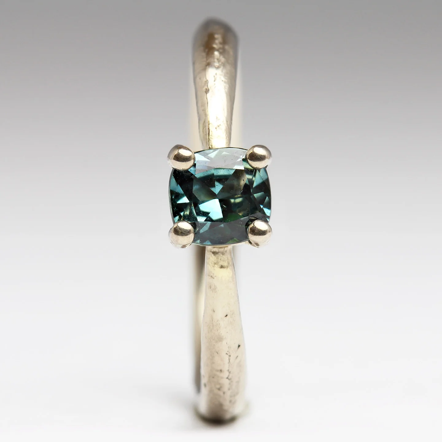 14ct White Gold Sandcast Cushion Teal Sapphire Ring - Size M - Image 3