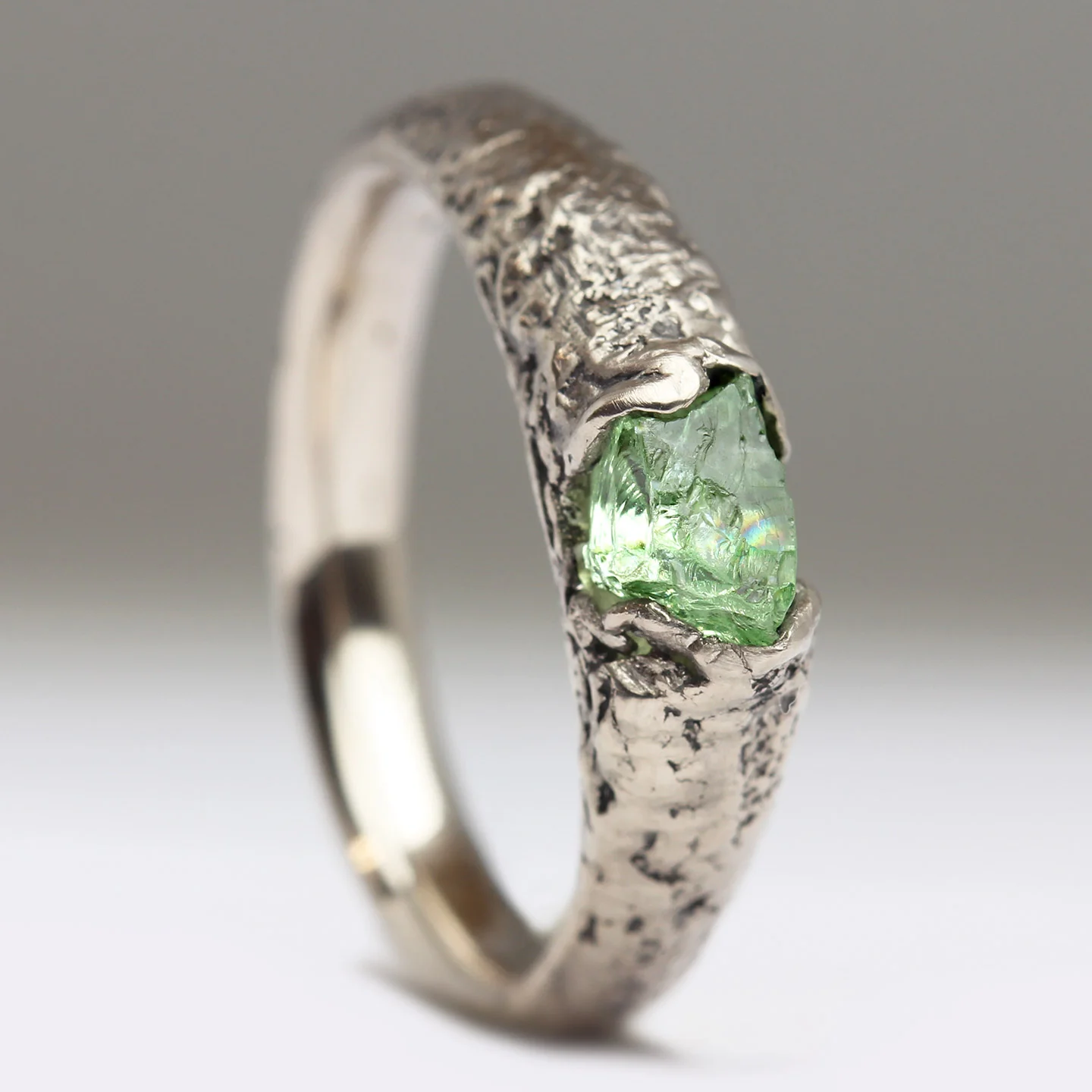 Rough Mint Garnet Ring in 18ct White Gold - Image 3