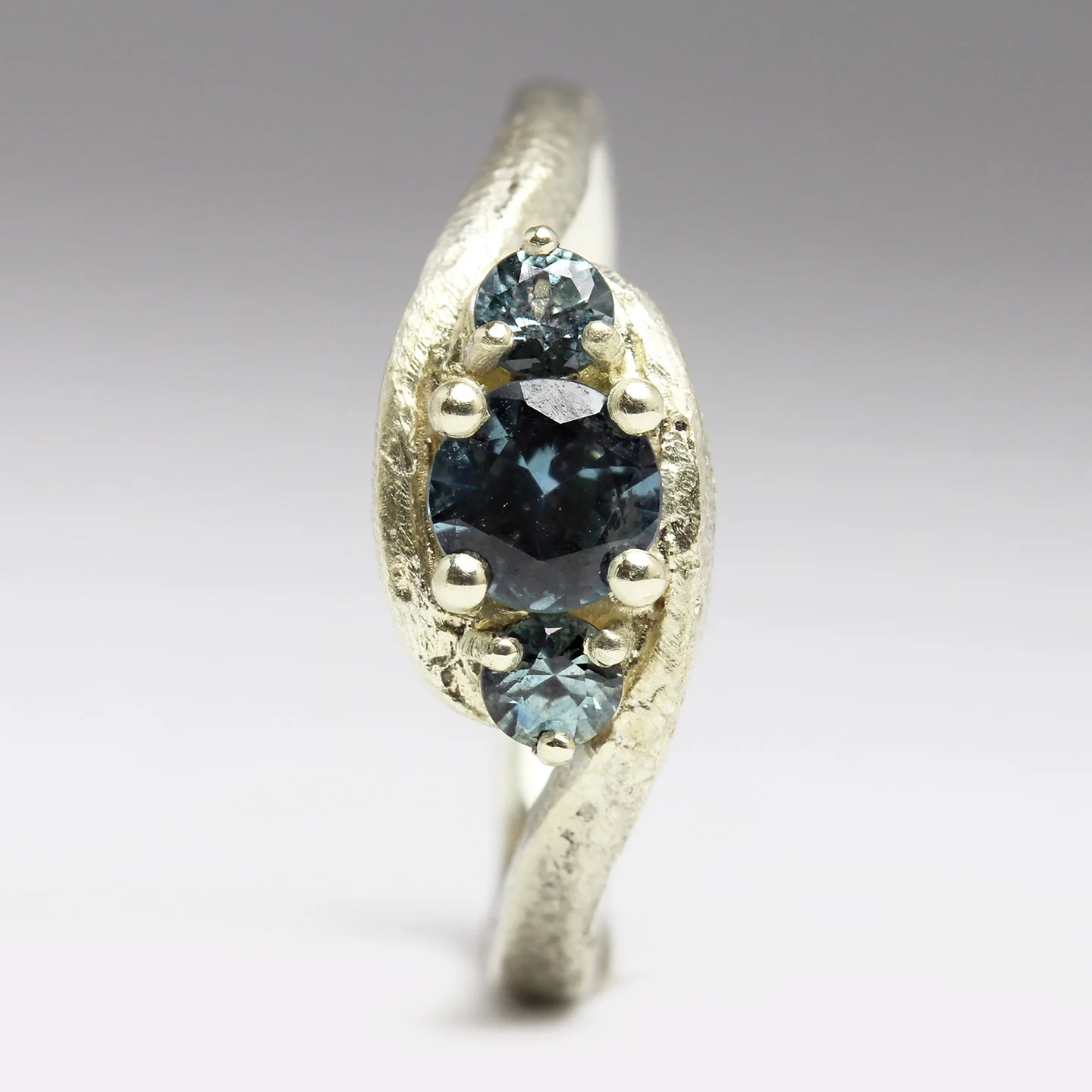 Three Sapphire & 9ct White Wave Ring - Size M - Image 3