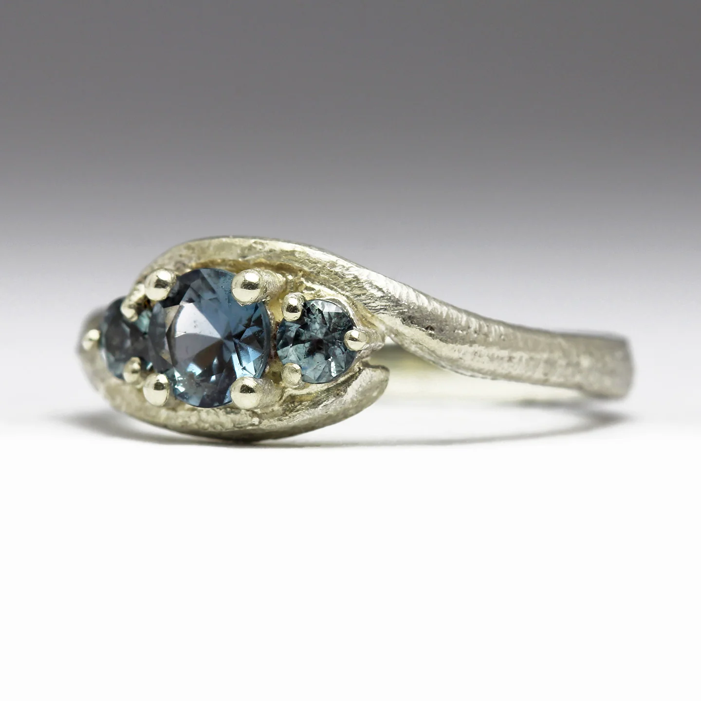 Three Sapphire & 9ct White Wave Ring - Size M - Image 4