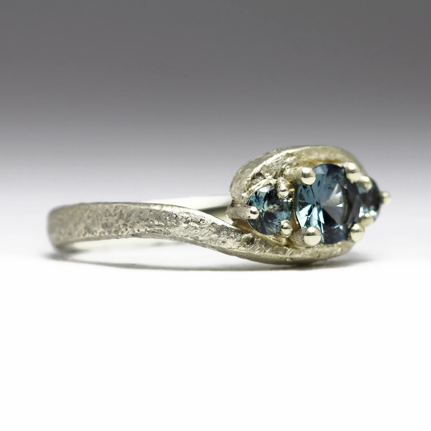 Three Sapphire & 9ct White Wave Ring - Size M - Image 5