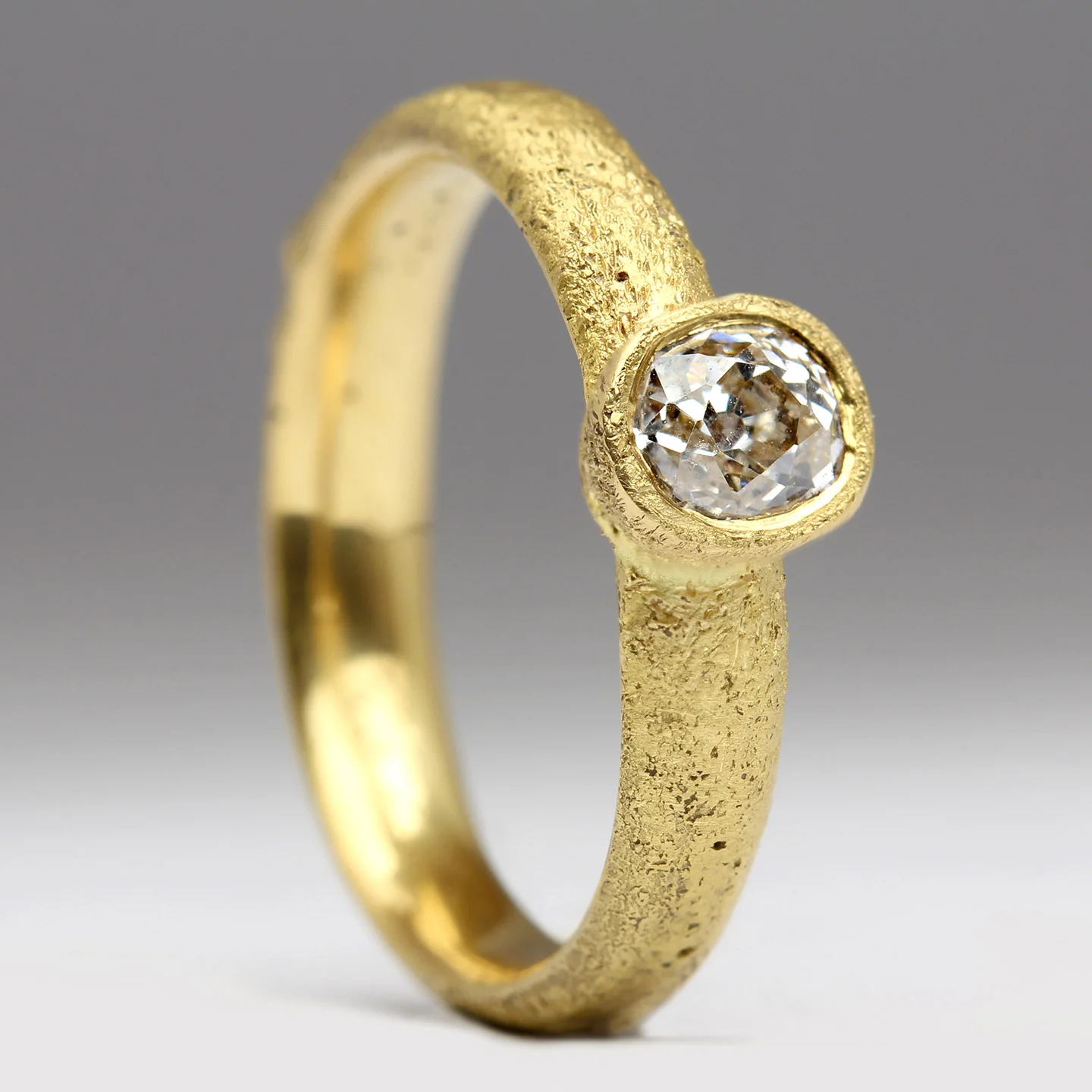 Vintage Mine Cut Diamond Ring in Sandcast 22ct Gold - Size O - Image 3